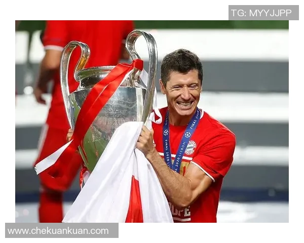 莱万在欧冠赛场火力全开10场12球领跑射手榜金靴前景光明