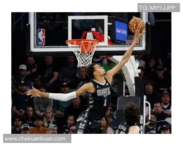 文班亚马首场比赛表现抢眼5次盖帽并成功隔扣字母哥引发热烈讨论